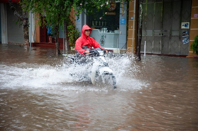 Thời tiết đêm 10/9: Bắc Bộ, Hòa Bình, Thanh Hóa có mưa to và dông - Ảnh 2.